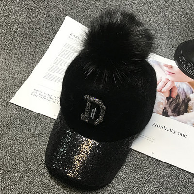 Modern női sapka pomponnal és fényes motívummal