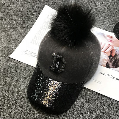 Modern női sapka pomponnal és fényes motívummal