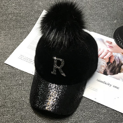 Modern női sapka pomponnal és fényes motívummal