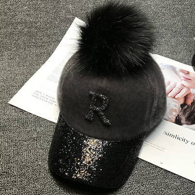 Modern női sapka pomponnal és fényes motívummal