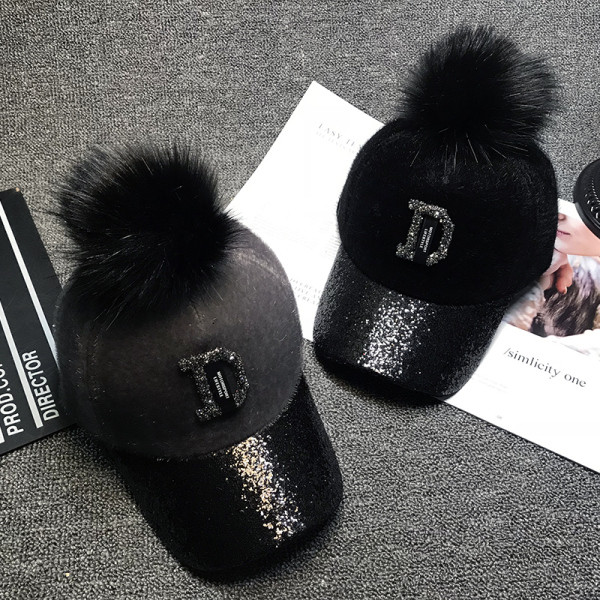 Modern női sapka pomponnal és fényes motívummal