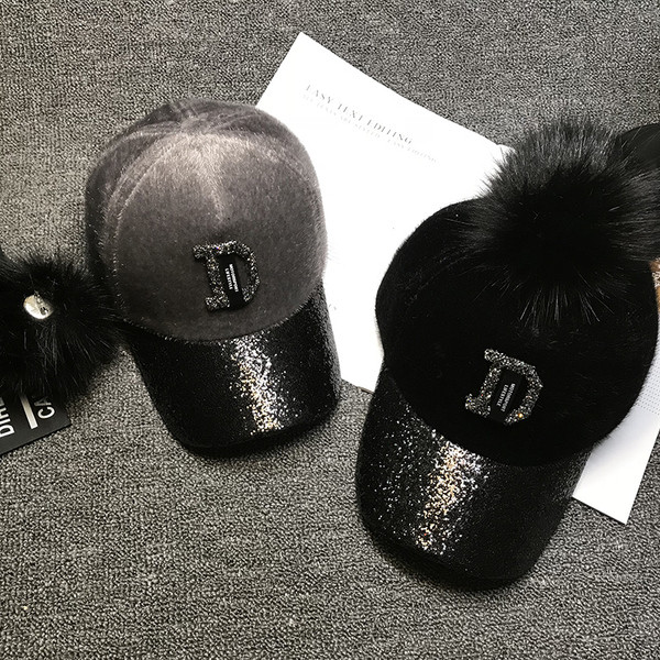 Modern női sapka pomponnal és fényes motívummal