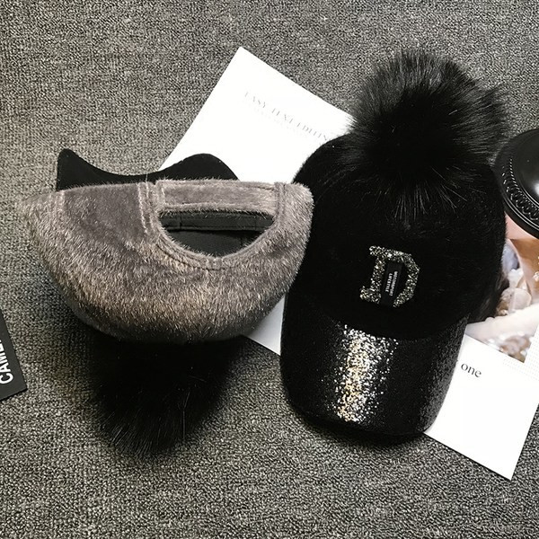 Modern női sapka pomponnal és fényes motívummal