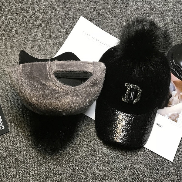 Modern női sapka pomponnal és fényes motívummal