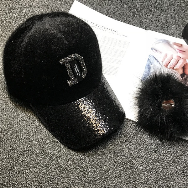 Modern női sapka pomponnal és fényes motívummal