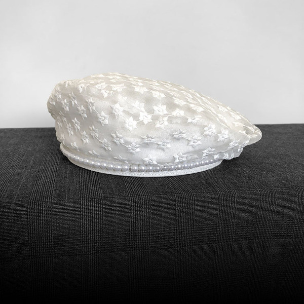 Μοντέρνο γυναικείο καπέλο τύπου μπερέ με κεντήματα και πέρλες