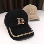 Modern sapka kövekkel díszített napellenzővel