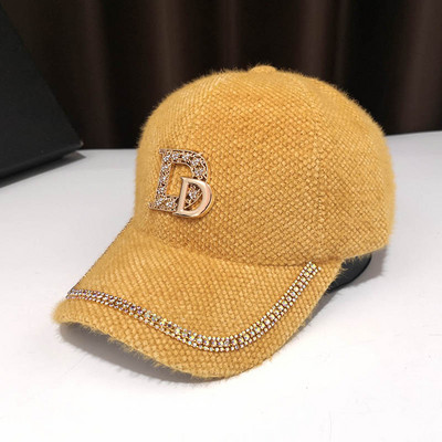 Modern sapka kövekkel díszített napellenzővel