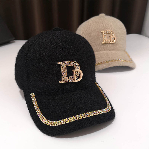 Modern sapka kövekkel díszített napellenzővel