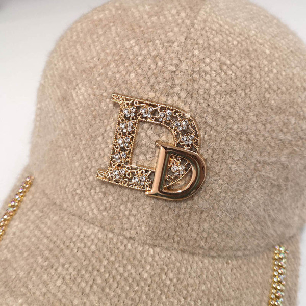 Modern sapka kövekkel díszített napellenzővel