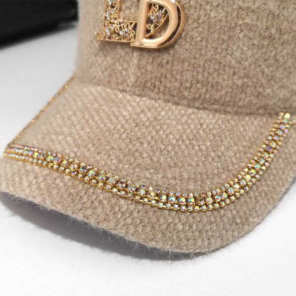 Modern sapka kövekkel díszített napellenzővel