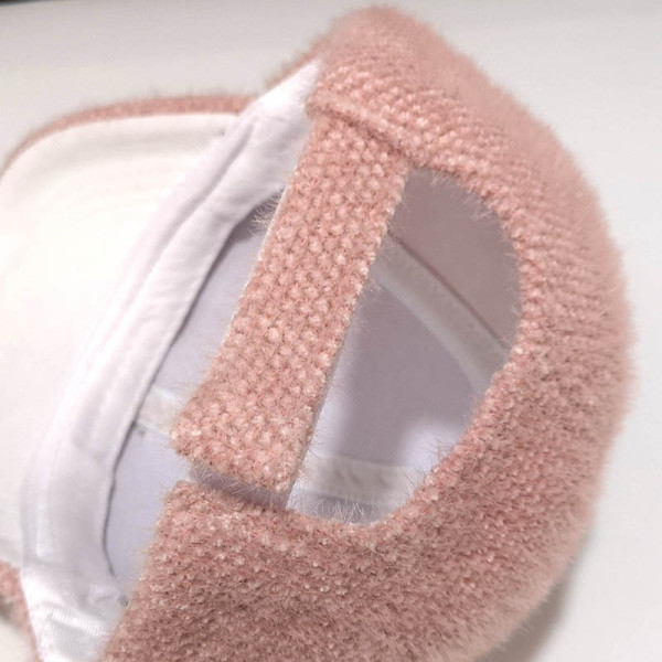 Modern sapka kövekkel díszített napellenzővel