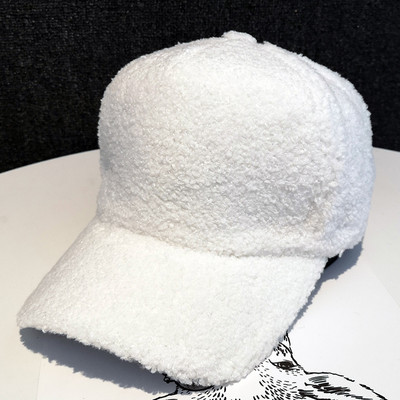 Novi model ženske kape sa šilterom u bijeloj i crnoj boji