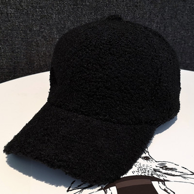 Novi model ženske kape sa šilterom u bijeloj i crnoj boji