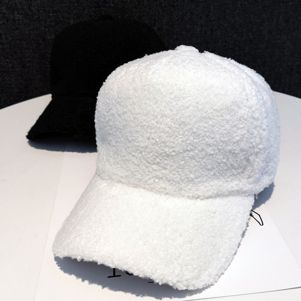 Novi model ženske kape sa šilterom u bijeloj i crnoj boji