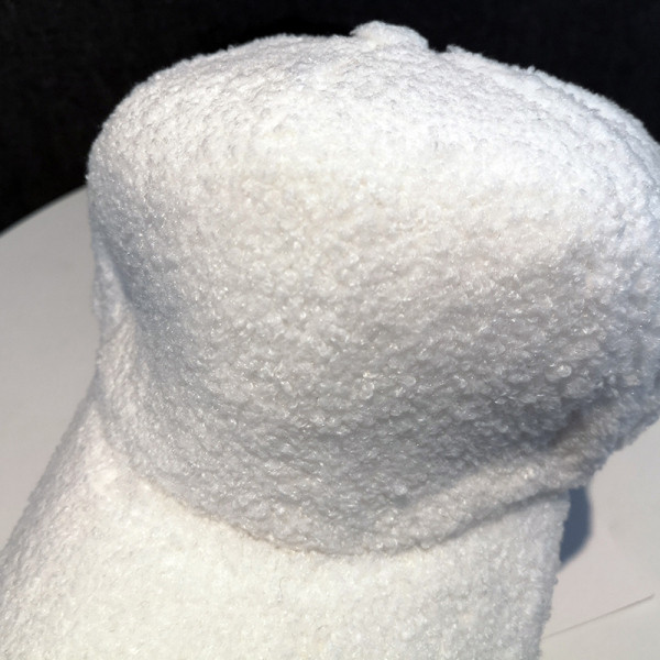 Novi model ženske kape sa šilterom u bijeloj i crnoj boji