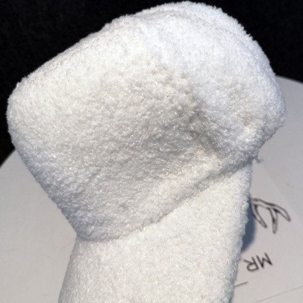 Novi model ženske kape sa šilterom u bijeloj i crnoj boji