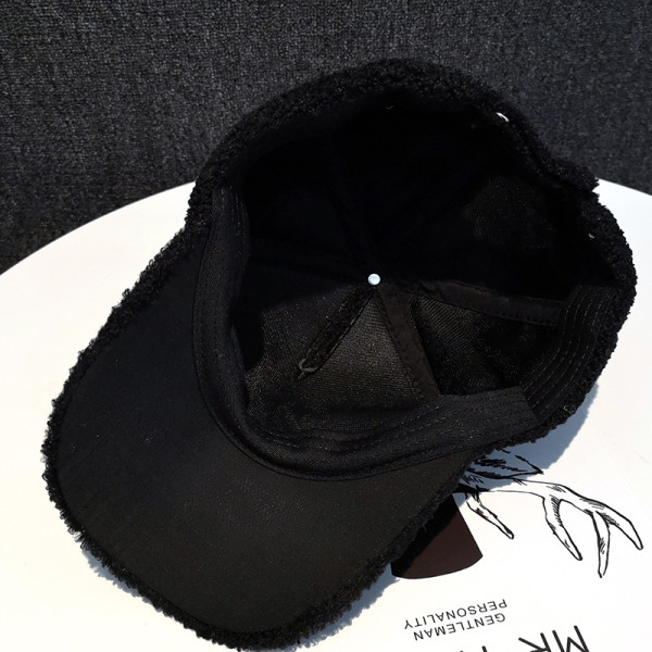 Novi model ženske kape sa šilterom u bijeloj i crnoj boji