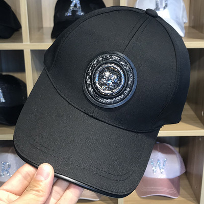 Női sportsapka fekete színű emblémával