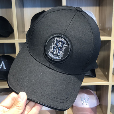 Női sportsapka fekete színű emblémával