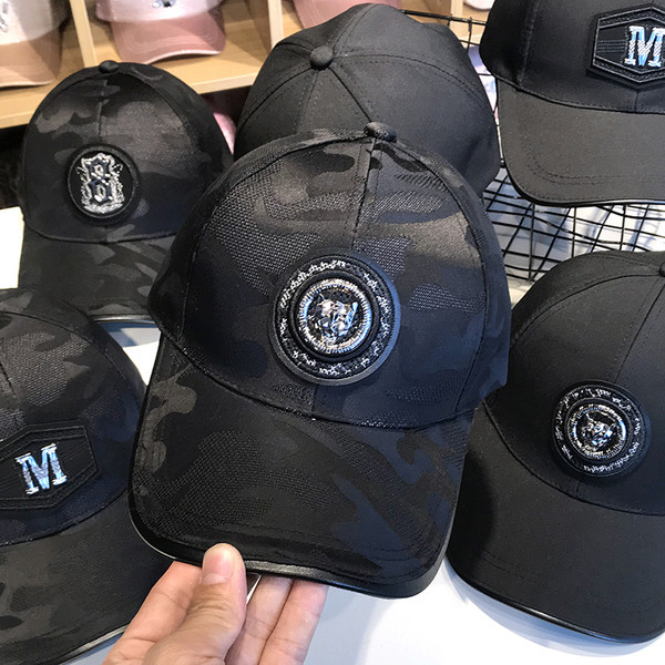 Női sportsapka fekete színű emblémával