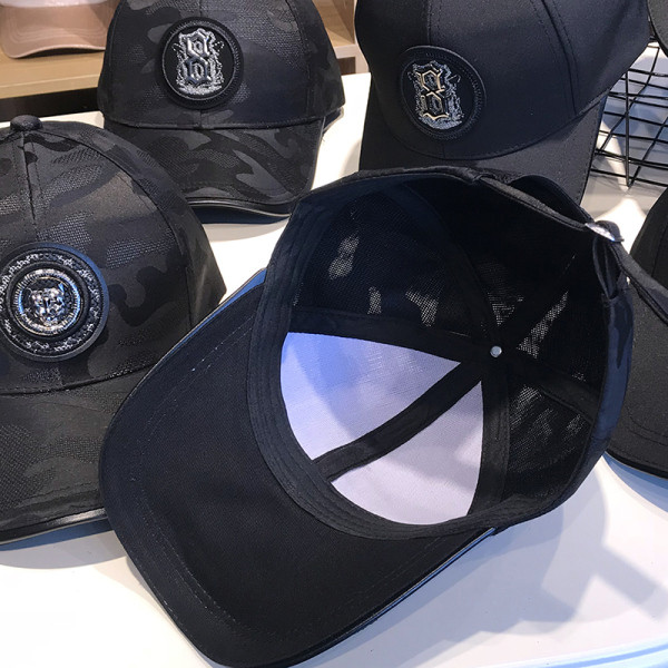 Női sportsapka fekete színű emblémával