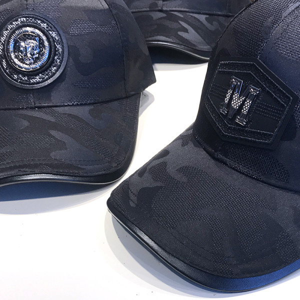 Női sportsapka fekete színű emblémával