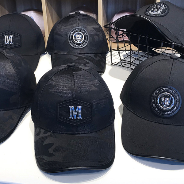 Női sportsapka fekete színű emblémával