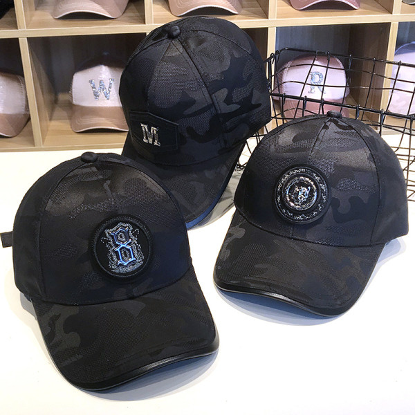 Női sportsapka fekete színű emblémával