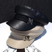 Női bőr sapka fém díszítéssel