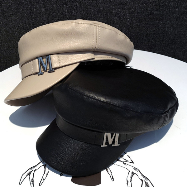 Női bőr sapka fém díszítéssel