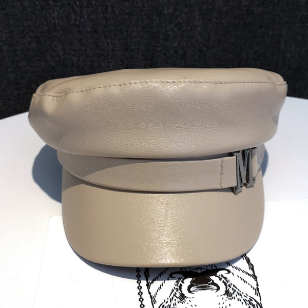 Női bőr sapka fém díszítéssel