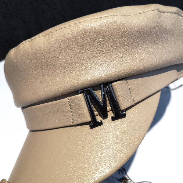 Női bőr sapka fém díszítéssel