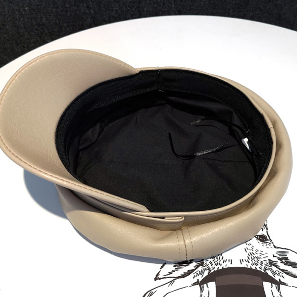 Női bőr sapka fém díszítéssel