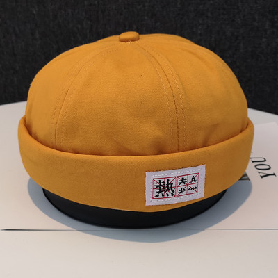 Alkalmi kalap emblémával - alkalmas nőknek és férfiaknak