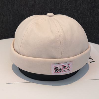 Alkalmi kalap emblémával - alkalmas nőknek és férfiaknak