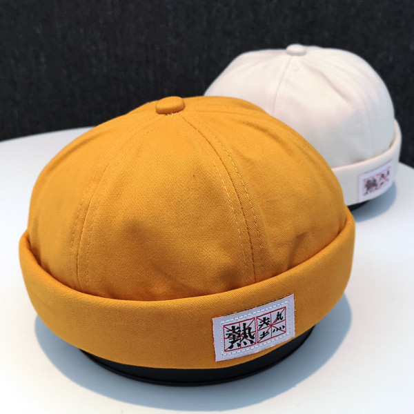 Alkalmi kalap emblémával - alkalmas nőknek és férfiaknak