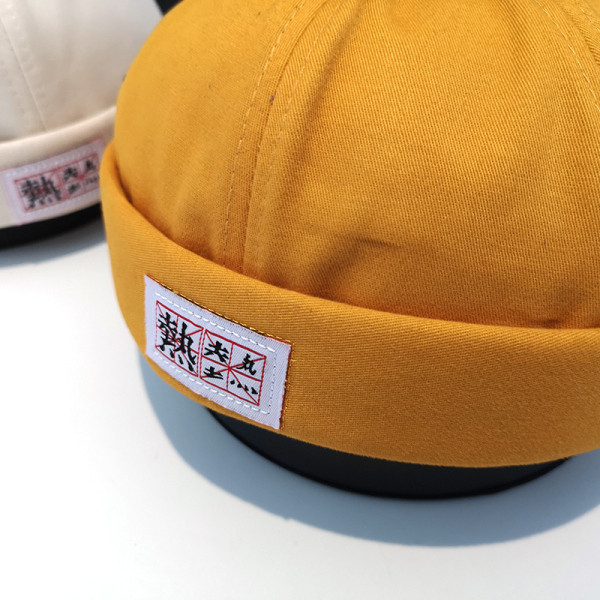 Alkalmi kalap emblémával - alkalmas nőknek és férfiaknak