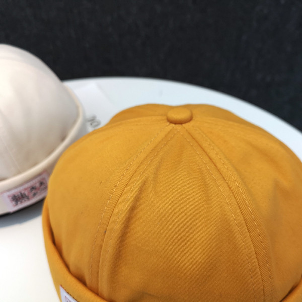 Alkalmi kalap emblémával - alkalmas nőknek és férfiaknak