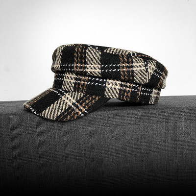 Karirana ženska kapa tipa šešira