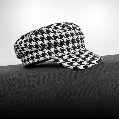 Karirana ženska kapa tipa šešira