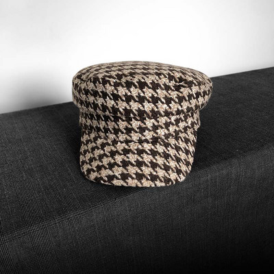 Karirana ženska kapa tipa šešira