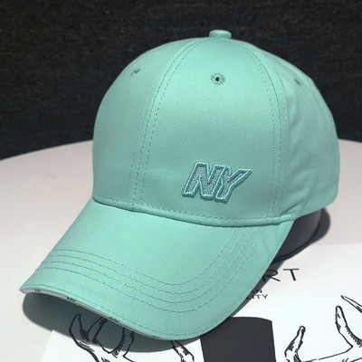 Női sapka napellenzővel és baseball hímzéssel