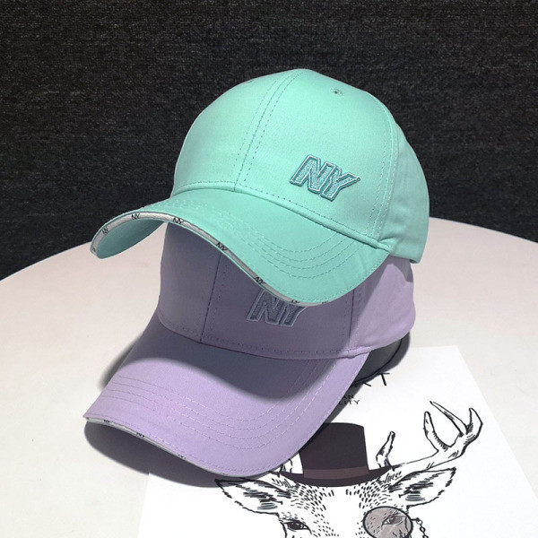 Női sapka napellenzővel és baseball hímzéssel