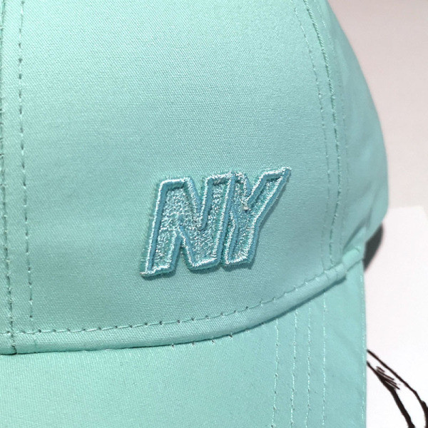 Női sapka napellenzővel és baseball hímzéssel