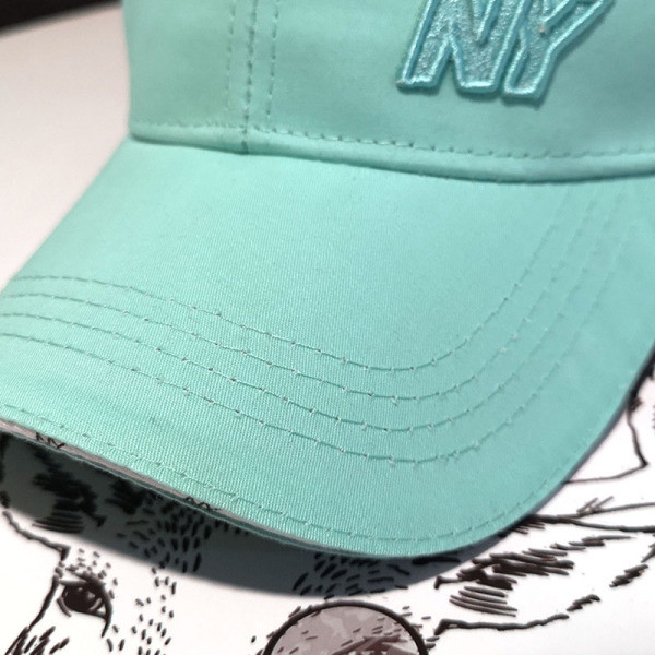 Női sapka napellenzővel és baseball hímzéssel