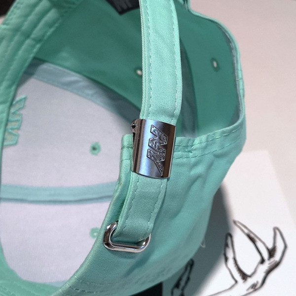 Női sapka napellenzővel és baseball hímzéssel