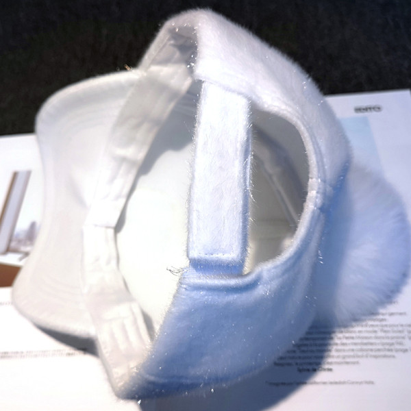 Új modell női sapka pehelypomponnal és napellenzővel