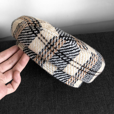 Modern kockás női beret típusú sapka