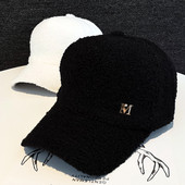 Új modell női sapka fém elemmel - télre alkalmas